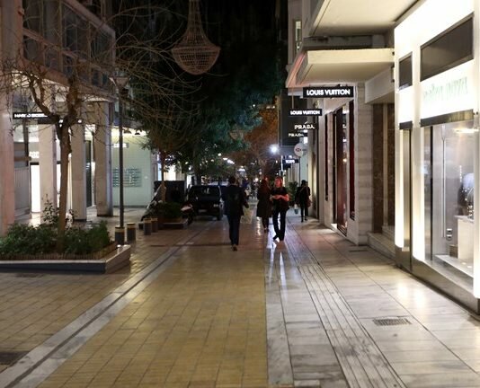 Άρση μέτρων: Ποιες επιχειρήσεις ανεβάζουν ρολά από αύριο